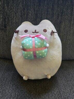 Pusheen Gund Claire’s EXCLUSIVE  Present Stuffed Animal Plush 2017